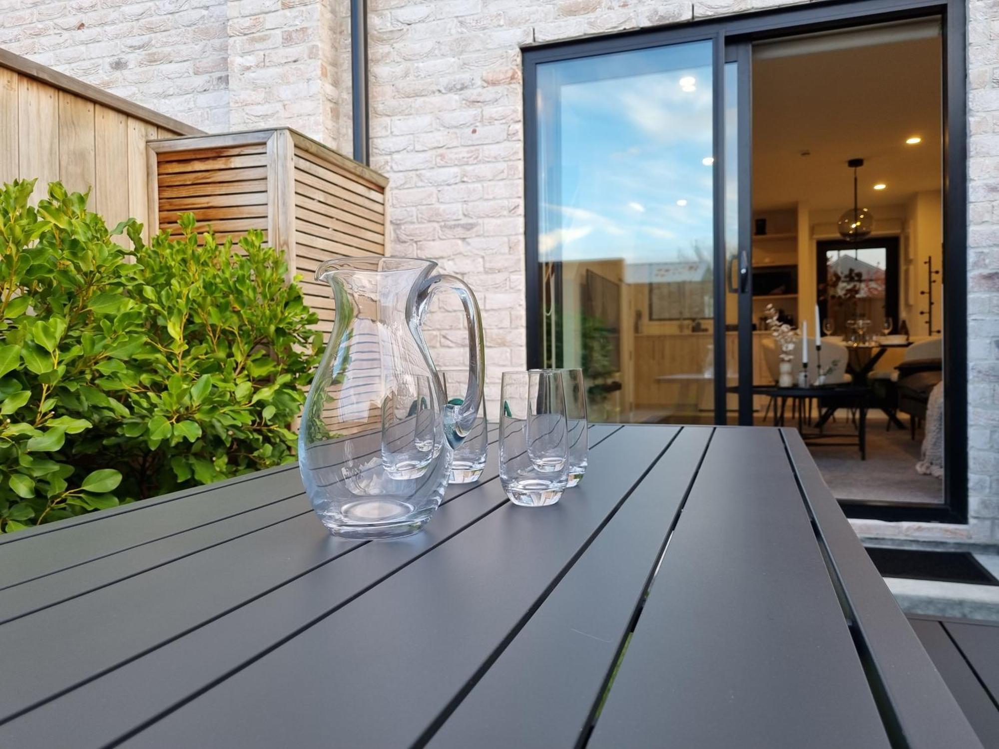 Appartamento Cloud Nine Elegant Escape Awaits Christchurch Esterno foto